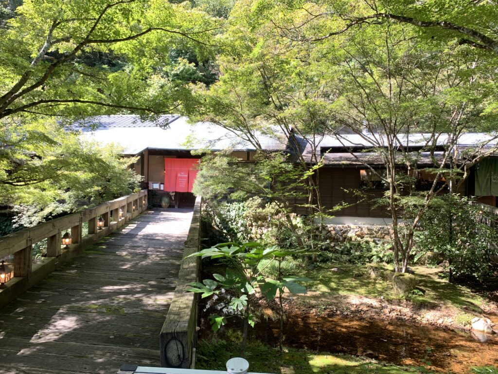 森の中にある大人空間のカフェ